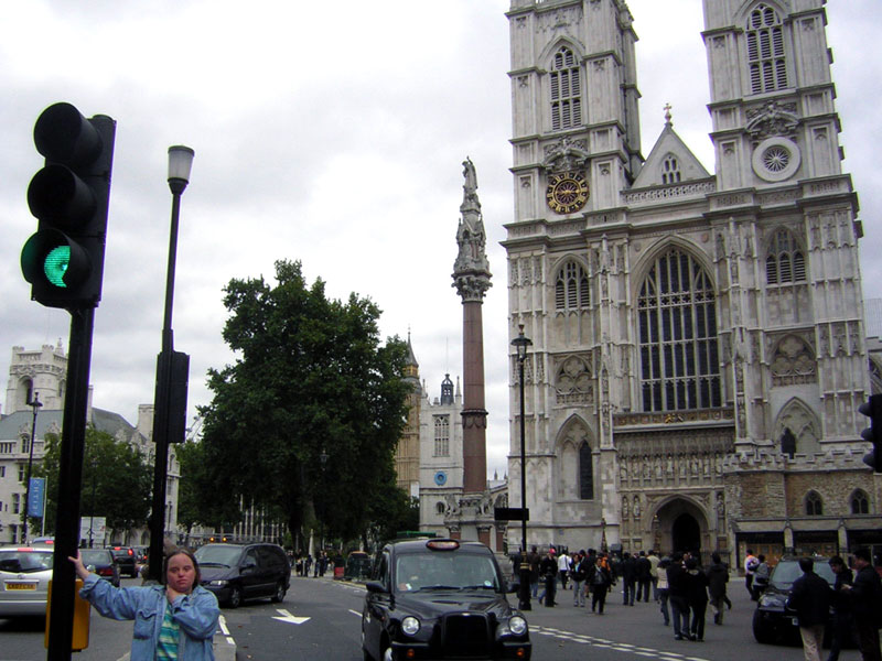 Jenny in front of Weestminster Abbey, Big Ben (behnd tree) and London Eye