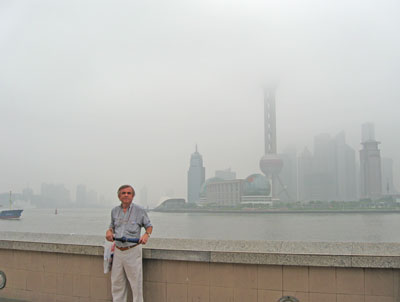 On the Bund, the Pudon TV tower in the mist  ... click to see a much larger image 