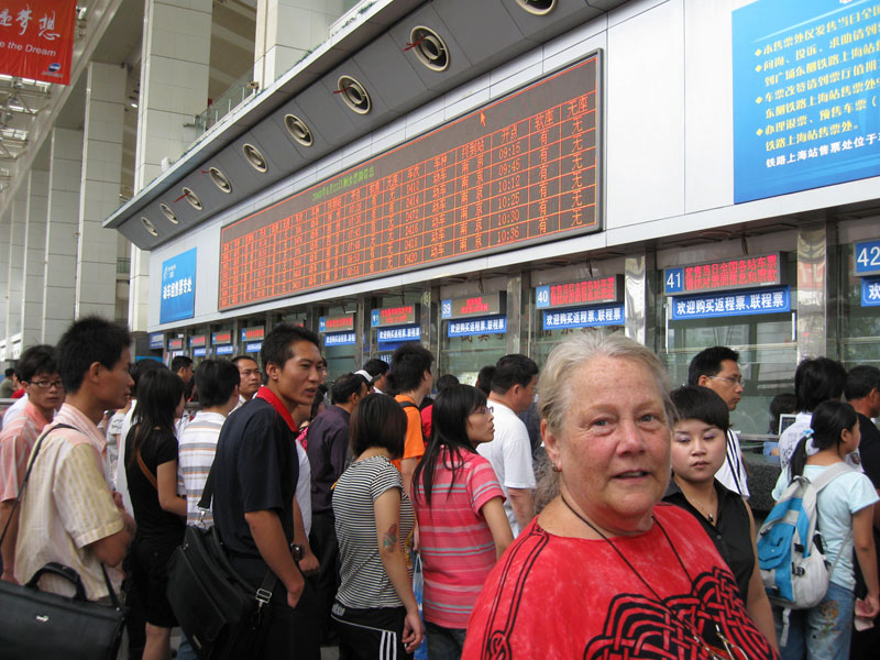 Shanghai main tran station ... very busy, very efficient  ... click to see a larger image
